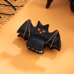 Vue détaillée d'une pince à cheveux chauve-souris noire pailletée pour Halloween