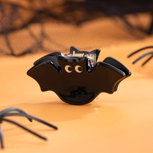 Détail de la pince à cheveux créative en forme de chauve-souris noire pour Halloween
