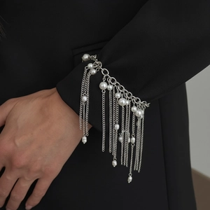 Elegante bracciale a catena d'argento multistrato con nappe di perle bianche e finitura lucida