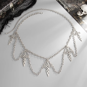 Dettaglio della catena da vita gotica argento con pendenti a croce e fiamma metallici