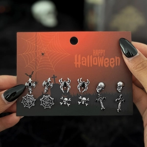 Dettaglio di un set di 6 paia di orecchini di Halloween con teschi e croci gotiche