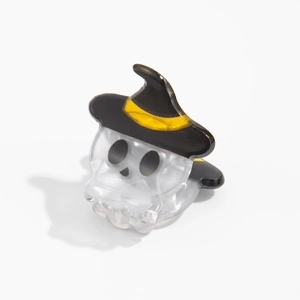Détail d'une pince à cheveux d'Halloween avec un crâne portant un chapeau de sorcière