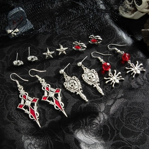 Set di orecchini Halloween con teschi e croci smaltate rosse su pizzo nero elegante