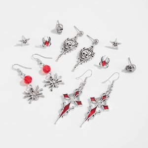 Set di orecchini gotici per Halloween con teschi d'argento e croci di cristallo