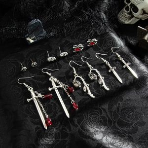 Set di orecchini gotici con croci d'argento e perline rosso sangue su seta nera