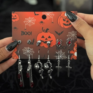 Dettaglio di 6 paia di orecchini Halloween in argento vintage con teschi e gemme rosse
