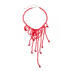Detail van gotische rode kristallen franje ketting met gelaagde hangende kralen details