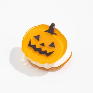 Détail de la pince à cheveux citrouille avec paillettes pour la décoration d'Halloween