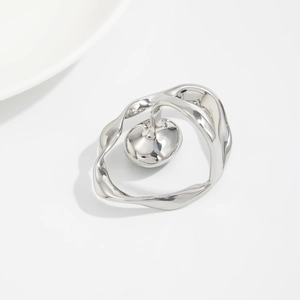 Set di anelli geometrici in argento lucido con design moderno e linee minimaliste