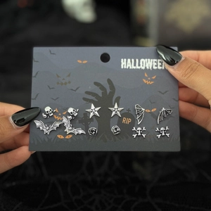 Set dettagliato di 6 orecchini gotici con teschi e pipistrelli su scheda Halloween
