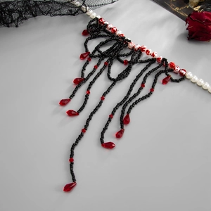 Detail van de gotische ketting met bloederige franjes, rode kristallen en parels voor Halloween