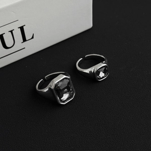 Dettaglio di due anelli vintage in argento con cristalli acrilici grigi a taglio smeraldo