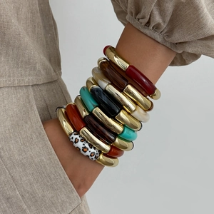 Set de pulseras elásticas de resina estilo bambú con motivos de leopardo y mármol en brazo
