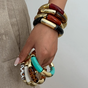 Conjunto de pulseras elásticas de resina de leopardo y tubos metálicos dorados