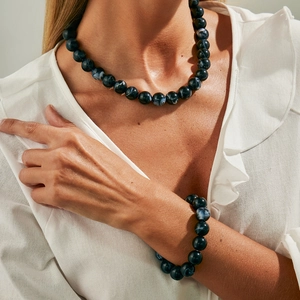 Boho-Set aus Halskette und Armband mit blauen Acrylperlen in Marmoroptik an einem Model