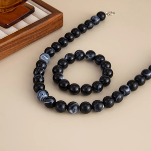 Detailansicht von Bohemian Acryl Marmorperlen Halskette und Armband Set mit Silberverschluss