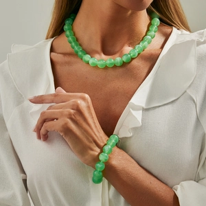 Details des grünen böhmischen Perlenketten- und Armbandsets an einem Model
