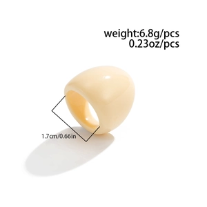 Detail view of cream resin ring showing 1.7cm inner diameter and 6.8g weight specs