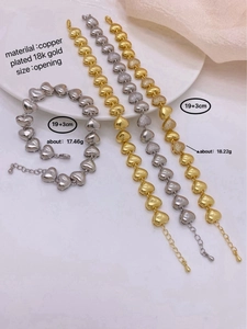 Gros plan du bracelet à maillons cœur plaqué or 18 carats avec fermoir homard
