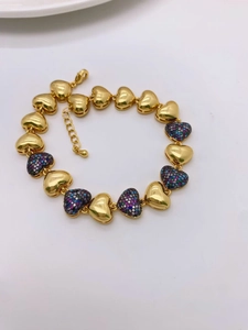 Détail des maillons de bracelet en cœur plaqué or 18 carats sertis de zircons colorés