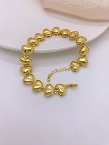 Vue détaillée du bracelet à maillons cœur plaqué or 18 carats avec finition polie miroir