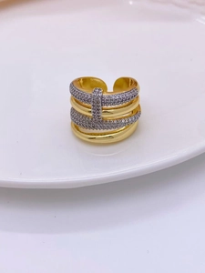 Detalle macro de anillo multicapa chapado en oro de 18k con circonitas cúbicas brillantes