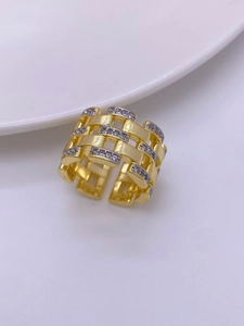 Detalle de anillo ancho abierto con rayas oro y plata y circonitas micro-engastadas