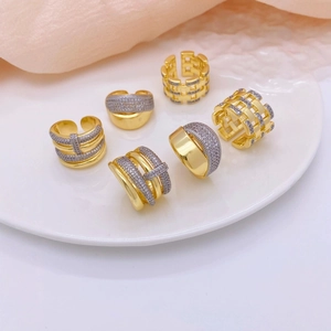 Set de seis elegantes anillos ajustables bañados en oro de 18k con circonitas y rayas