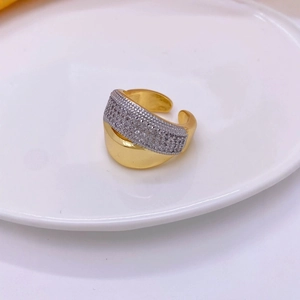 Anillo abierto bañado en oro 18k con rayas, circonitas y doble textura pulida