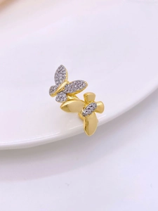 Vista dettagliata dell'anello a farfalla dorato con pavé di zirconi e design traforato