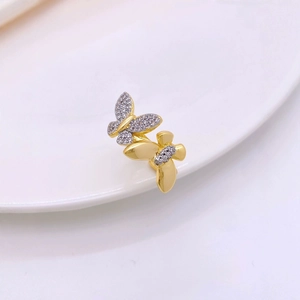 Anello elegante bicolore con fiocco dal design traforato e pietre di zircone
