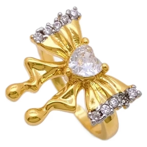 Anello minimalista a fiocco dorato con zircone a cuore ed effetto metallo liquido su bianco