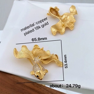 Luxuriöse vergoldete Goldfisch-Brosche mit Zirkonia, Detailansicht von Vorder- und Rückseite