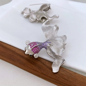 Eleganter Silberfisch-Brosche mit rosa und lila Zirkonsteinen in einer Nahaufnahme