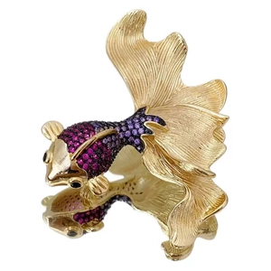 Luxuriöse Goldfisch-Brosche mit funkelnden violetten Zirkonia-Steinen und Metallflossen