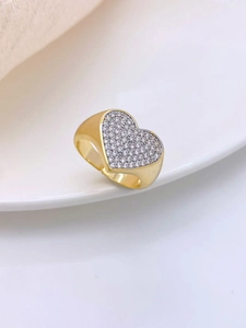 Dettaglio dell'anello a cuore dorato con pavé di zirconi e design regolabile aperto