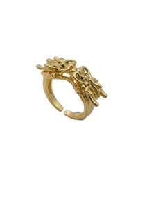Detalle de anillo de doble cabeza de dragón dorado con escamas y ojos de gema