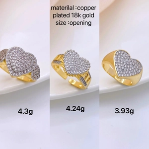 Tre eleganti anelli a cuore in rame placcato oro 18K con castone in zirconi