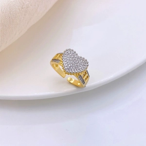 Elegante anello a cuore oro 18k con pavé di zirconi e fascia regolabile su piatto ceramica