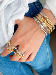 Detail von geschichteten Gold- und Silberkettenarmbändern mit Mikro-Pave-Zirkon-Kristallen
