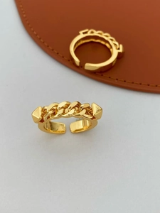 Detailaufnahme des verstellbaren vergoldeten Panzerketten-Rings mit Pfeil-Motiven