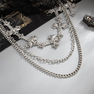 Détail de la chaîne de taille punk triple épaisseur avec pendentifs croix gothiques