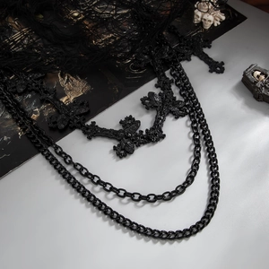 Détail du collier gothique noir multicouche avec pendentif en forme de croix gravée