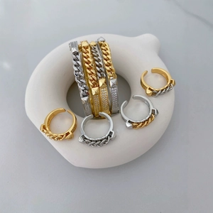 Minimalistischer Kettenring in Gold und Silber mit Kristallen und Nieten-Details