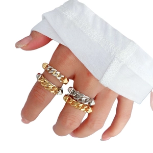Minimalistische Gold und Silber Panzerkettenringe mit Pyramiden-Nieten am Set