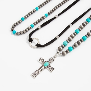 Dettaglio della collana bohémien con perline turchesi e pendente a croce in argento vintage