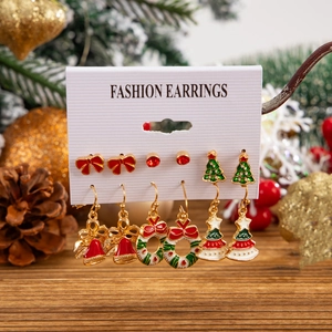 Detailansicht eines 6-teiligen Weihnachts-Ohrring-Sets mit Schleifen, Bäumen und Glocken