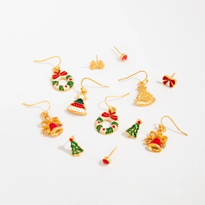 Detailansicht der Weihnachts-Ohrring-Set mit Rentier, Glocken und Emaille-Anhängern