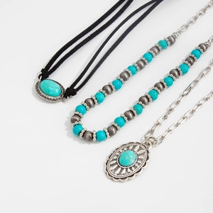 Vista dettagliata del set di 3 collane boho con perle turchesi e ciondoli argento
