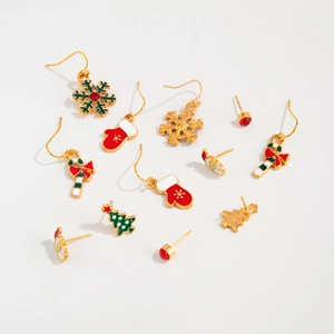 Detailansicht von Weihnachts-Ohrringen mit Emaille-Schneeflocken und Bäumen